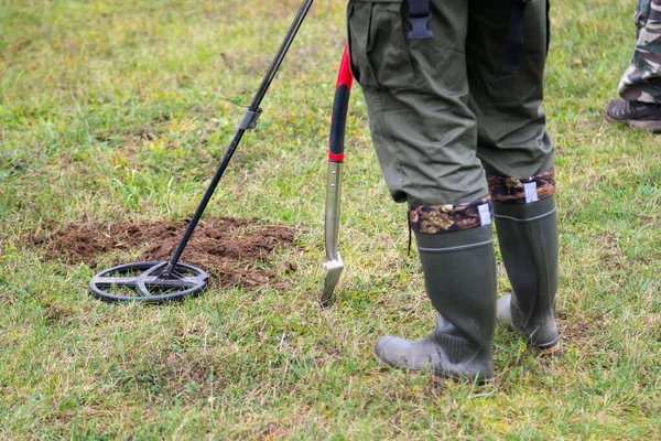 Mann Stiefeln Auf Schatzsuche Mit Metalldetektor Gras Nahaufnahme Eines Mannes — Stockfoto