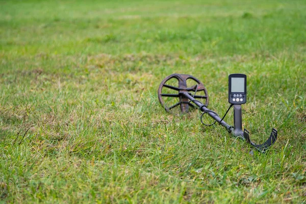 Metal Detector Posa All Aperto Sull Erba Ricerca Elettronica Del — Foto Stock