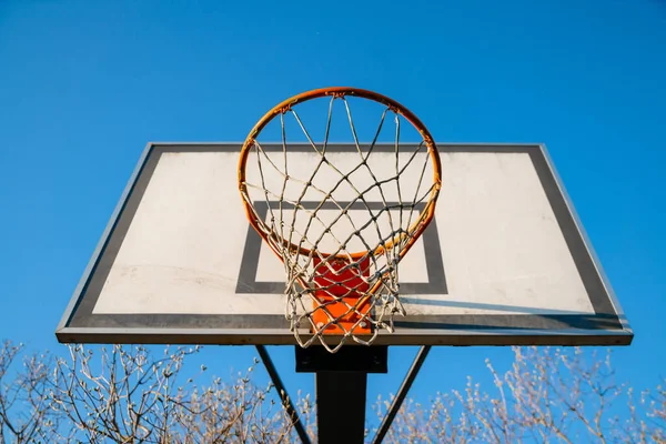 Güneşli Bir Günde Arka Planda Mavi Gökyüzü Olan Sokak Basketbolu — Stok fotoğraf