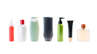 Boş şampuan seti, el kremi, parfüm, duş jeli, deodorant şişeleri. Beyaz arka planda etiketsiz.