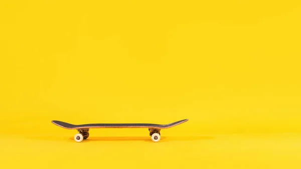 Skateboard Professionale Isolato Sfondo Giallo Studio Tiro Skate Board Sport — Foto Stock