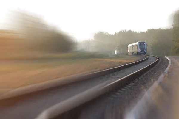 Поезд Покидает Станцию Туманным Утром Промышленный Пейзаж Железнодорожным Вокзалом Цветущее — стоковое фото