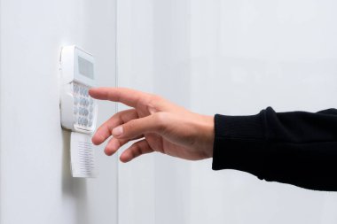 Bir dairenin, evin ya da iş yerinin alarm sistemine elle giriş şifresi. Lastik ve hırsıza karşı izleme ve koruma konsolu