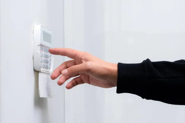 アパート 家庭や営業所の警報システムのパスワードを入力します 強盗や泥棒に対する監視と保護コンソール — ストック写真