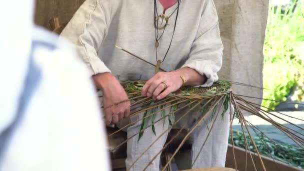 Gros Plan Artisan Portant Des Vêtements Ruraux Faisant Panier Osier — Video