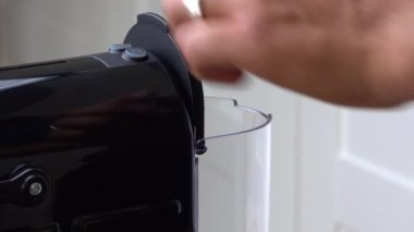 Saf filtrelenmiş suyu kapsül kahve makinesine dök.. 