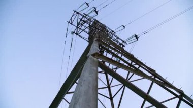 Elektrik kulesi piramidinin soyut geometrik şekli. Yüksek voltaj güç hattı yapısı 
