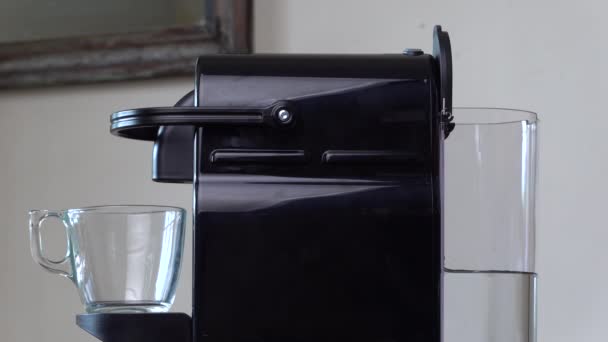 Großaufnahme Der Hand Die Reines Gefiltertes Wasser Die Kapsel Kaffeemaschine — Stockvideo
