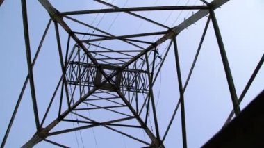 Elektrik kulesi piramidinin soyut geometrik şekli. Yüksek voltaj güç hattı yapısı 