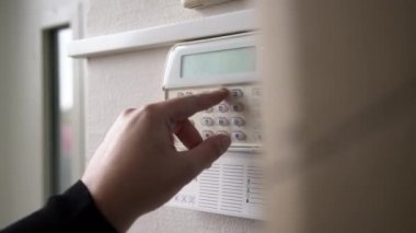 Bir dairenin, evin ya da iş yerinin alarm sistemine elle giriş şifresi. Lastik ve hırsıza karşı izleme ve koruma konsolu 