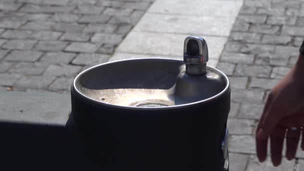 Fermer Main Appuyant Sur Bouton Pour Boire Eau Robinet Public — Video