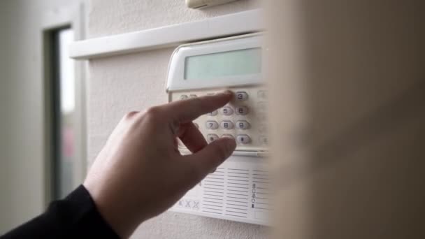 手工输入公寓 家庭或商业办公室的报警系统密码 对橡胶和小偷的监视和保护机制 — 图库视频影像