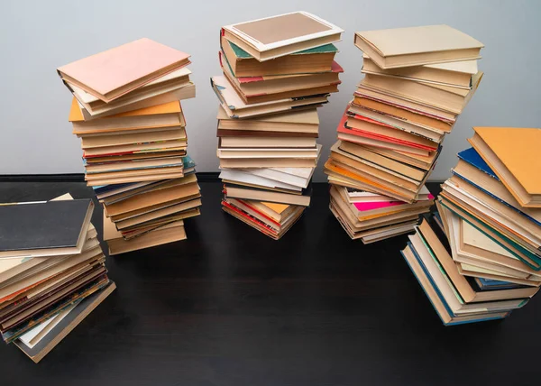 Grande Pilha Livros Cima Mesa Estudar Antes Exame Uma Pilha — Fotografia de Stock