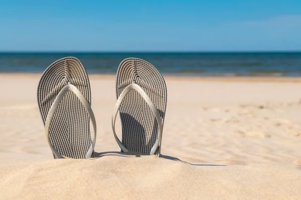 Szare Sandały Plaży Piękny Słoneczny Dzień Kapcie Piasku Nad Morzem — Zdjęcie stockowe