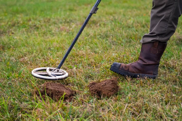 Mann Stiefeln Auf Schatzsuche Mit Metalldetektor Gras Nahaufnahme Eines Mannes — Stockfoto