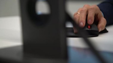 Ofiste fare tıklatan insan ellerine yakın çekim. Masaüstü bilgisayarıyla çalışan takım elbiseli bir iş adamı.. 
