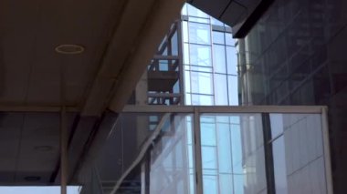 Modern mimarinin soyut şekillerinde süzülen bir bakış açısı. Finans bölgesi binalarının dinamik görüntüsü. 