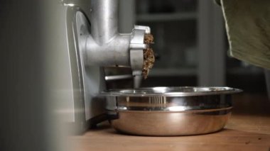 Kıyma makinesinden çıkan kıymalı mantarları kapat. Evde çörek yapıyorum.. 