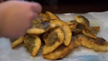 Mantarlı kızarmış gyoza köftesi. Altın renginde, tavada pişmiş, çıtır çıtır börek.. 