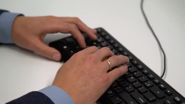 Ofiste Klavye Çalan Erkek Ellerine Yakın Çekim Masaüstü Bilgisayarıyla Çalışan — Stok video