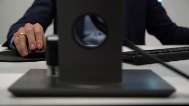 Κοντινό Πλάνο Του Ανθρώπου Χέρια Κλικ Ποντίκι Στο Γραφείο Επιχειρηματίας — Αρχείο Βίντεο