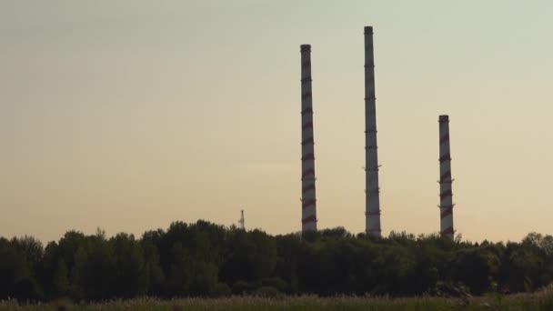 Silhouetten Van Waterkrachtcentrales Buizen Bij Zonsondergang Hydroelektrische Schoorstenen Die Elektriciteit — Stockvideo