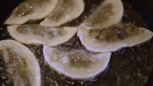 Gnocchi Gyoza Con Ripieno Funghi Frittura Padella Calda Gnocchi Croccanti — Video Stock