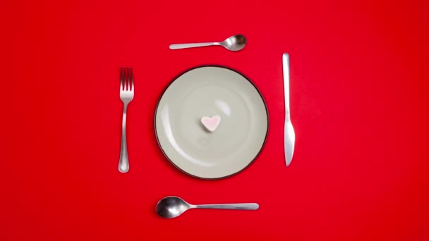 Romantický Nápad Valentýnskou Večeři Srdce Talíři Stříbro Červeném Pozadí Zastavit — Stock video