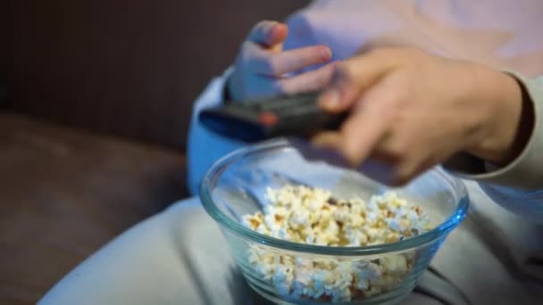 Sluiten Van Hand Schakelen Kanaal Persoon Zittend Comfortabele Bank Popcorn — Stockvideo