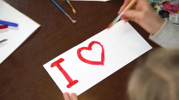 Handmålning Jag Älskar Dig Hjärta Med Röd Färg Vitt Papper — Stockvideo