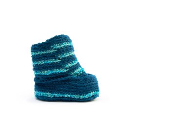Küçük çocuklar için el yapımı örgü ayakkabılar. Beyaz arka planda izole edilmiş sevimli bebek ayakkabıları..