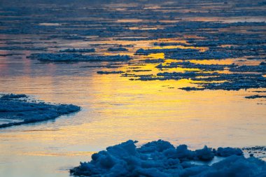 Su yüzeyinde eriyen buz. Nehirde buz akıntısı. Küresel sıcaklık.