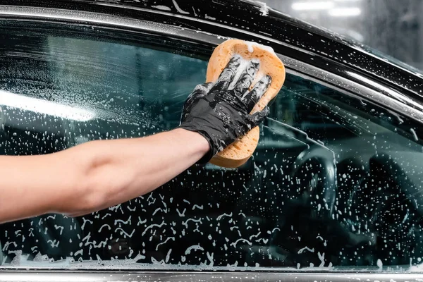 Крупный План Работника Автомойки Защитных Перчатках Моющего Окна Машины Мыльной — стоковое фото