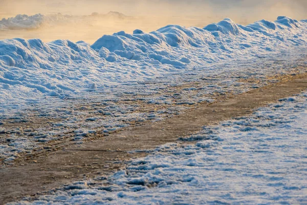 Sendero Nevado Junto Río Frío Día Invierno Nadie —  Fotos de Stock