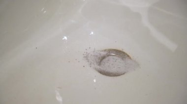 Tıkanmış lavabo boruları için özel toz. Tuvalet tıkanmış. Drenaj temizleme hizmetleri. 
