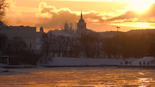 Vinter Solnedgång Utsikt Över Vilnius Klocktorn Huvudstad Litauen Människor Som — Stockvideo