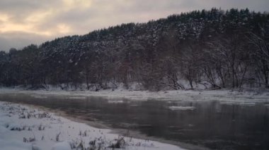 Ağaçlarla çevrili su yüzeyinde eriyen buzun yukarıdan görünüşü. Ormandaki nehirde buz sürükleniyor. Küresel sıcaklık. 