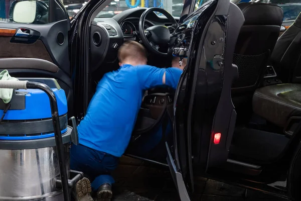 Κοντινό Πλάνο Του Πλυντηρίου Αυτοκινήτων Hoovering Εσωτερικό Του Αυτοκινήτου Υπηρεσίες — Φωτογραφία Αρχείου