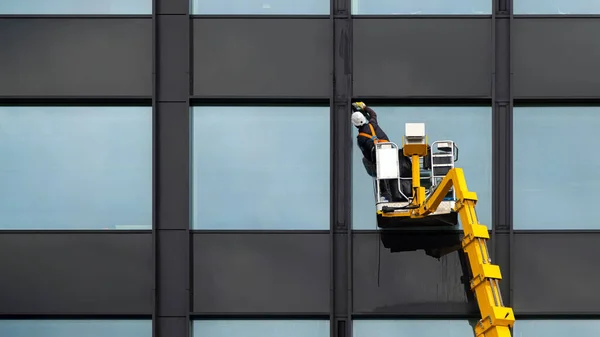 Male Window Cleaner Cleaning Glass Windows Modern Building High Air — Stock Photo, Image