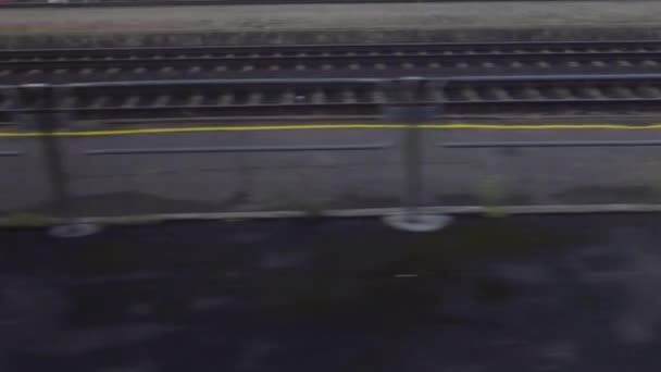 Widok Torów Kolejowych Jadącego Wagonu Kolejowego Podróżowanie Koleją Nowoczesnym Szybkim — Wideo stockowe