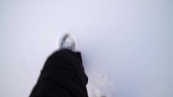 Περπατώντας Φρέσκο Βαθύ Χιόνι Σημάδια Παπουτσιών Σκόνη Χειμώνα Κατεύθυνση Πορείας — Αρχείο Βίντεο