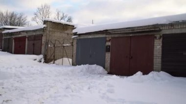 Kışın eski metal araba garajları. Kar, Sovyet garajını kaplamıştı. Kimse. 