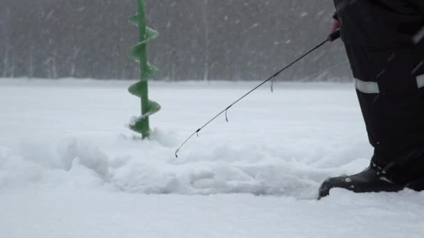 Pesca Inverno Gelo Homem Morder Isco Num Buraco Gelo Relaxar — Vídeo de Stock