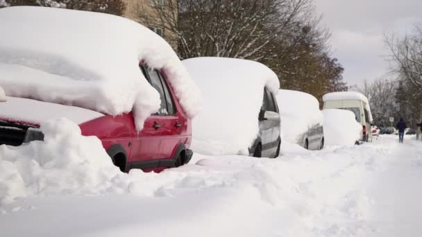 Coche Bajo Gruesa Capa Nieve Después Tormenta Vehículos Enterrados Bajo — Vídeo de stock