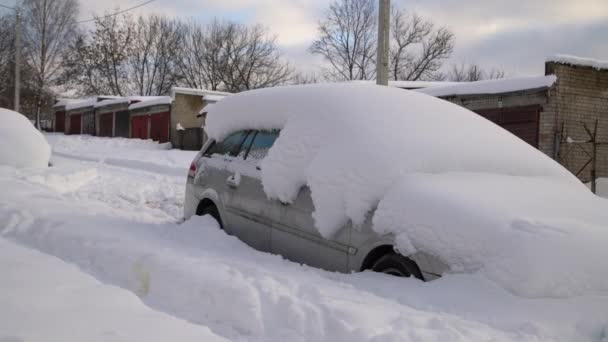 Αυτοκίνητο Κάτω Από Πυκνή Κουβέρτα Χιονιού Μετά Την Καταιγίδα Οχήματα — Αρχείο Βίντεο