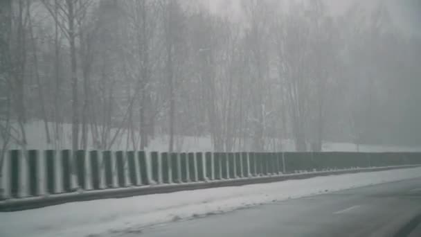 Samochód Zjeżdża Drogi Śliskim Asfalcie Podczas Burzy Śnieżnej Niebezpieczne Warunki — Wideo stockowe