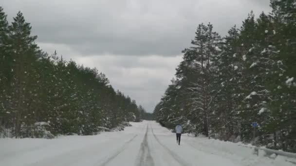 Jazda Ostrożnie Śliskiej Drodze Pokrytej Śniegiem Lesie Podczas Gdy Biegaczka — Wideo stockowe