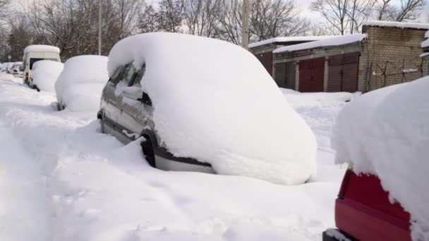 Mașină Sub Pătură Groasă Zăpadă După Furtună Vehicule Îngropate Sub — Videoclip de stoc