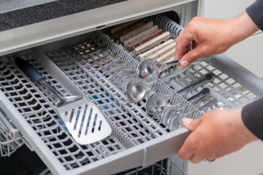 Mutfakta bulaşık makinesini elden boşalt. Bulaşık makinesinin tüm malzemelerini alan kişi....