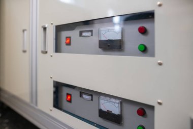 Sigorta kutusunu kapat ve endüstriyel fabrika makinesini çalıştır..